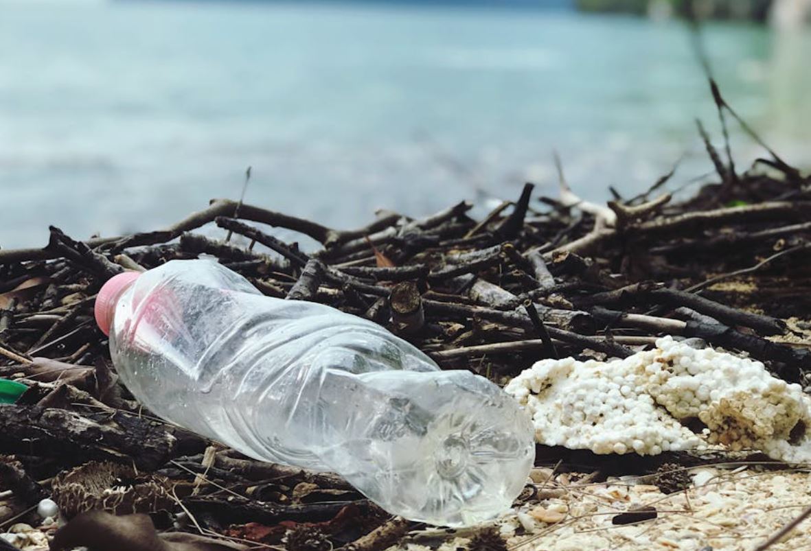Botella plástica en contorna mariña